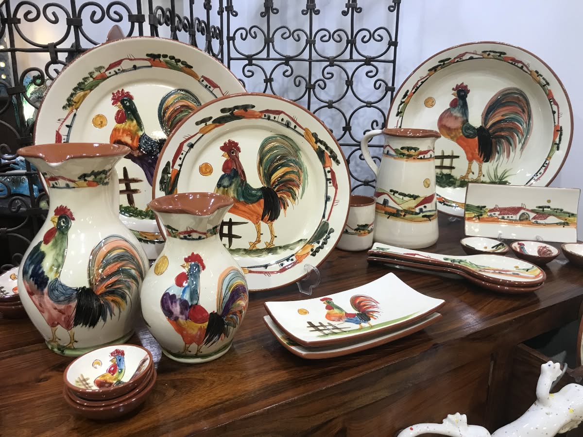 Coleção de Galos de Barcelos e travessas decoradas