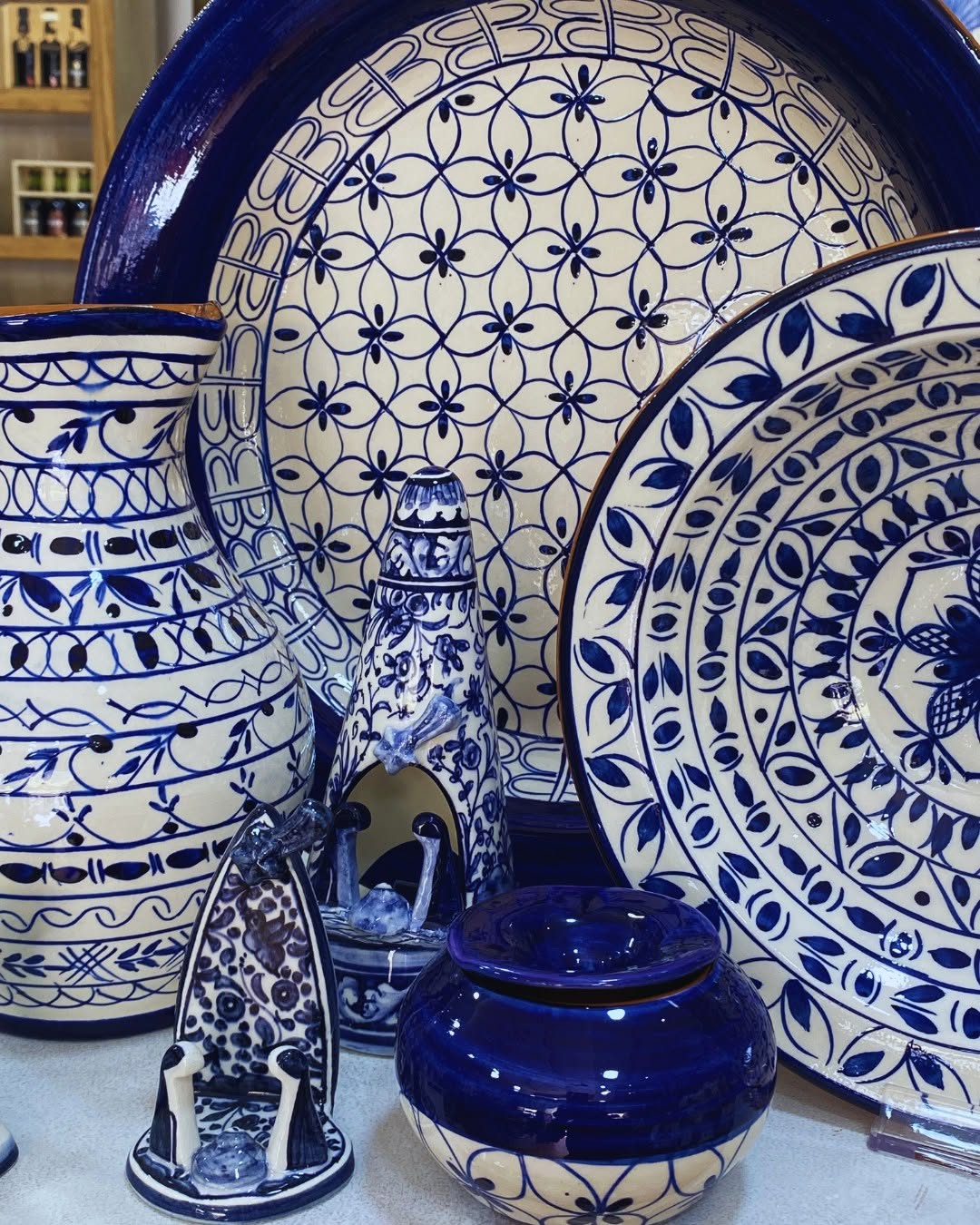 Mesa posta tradicional com cerâmica colorida e Galo de Barcelos em Albufeira
